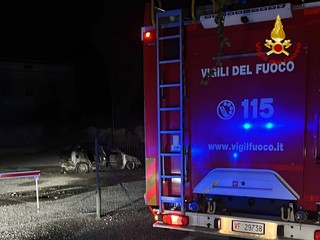 La carcassa dell'auto dopo l'incendio