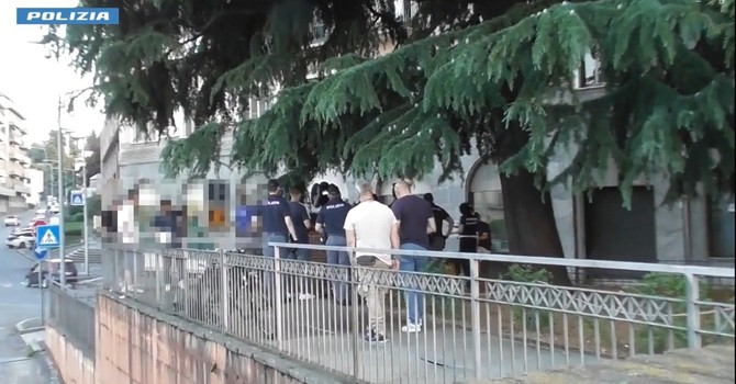 Un momento dell'operazione di polizia a Varese Un momento dell'operazione di polizia a Varese