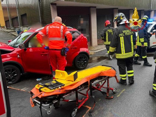 Auto contro recinzione a Cardano al Campo: grave una donna di 76 anni Auto contro recinzione a Cardano al Campo: grave una donna di 76 anni