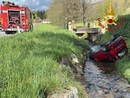 Auto si ribalta e finisce nel torrente: paura lungo la statale della Valganna
