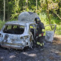 Cade un tizzone nel baule, auto distrutta dalle fiamme a Besozzo
