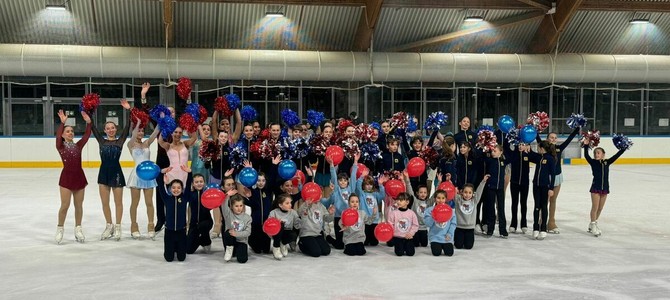 Piccoli e grandi della Varese Ghiaccio nella culla di via Albani all'arrivo della torcia olimpica