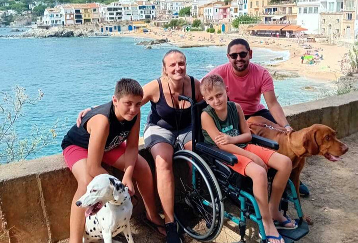 Lorenzo e Martina con i figli Federico e Leonardo in uno dei loro viaggi (foto inviata e autorizzata dai genitori)