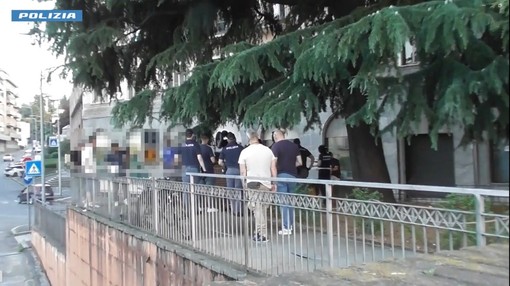 Un momento dell'operazione di polizia a Varese Un momento dell'operazione di polizia a Varese