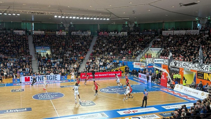 Vittoria Varese in un PalaCarnera esaurito