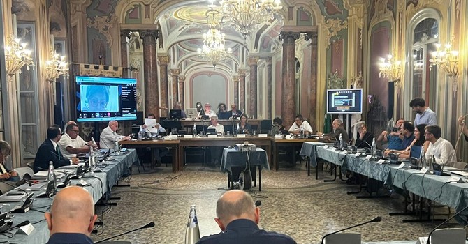 PGT, alla quarta sera salta la catena: musica, moschea e fantasmi vannacciani. E domenica si ricomincia alle 9