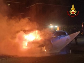 Le operazioni di spegnimento dell'auto in fiamme in via Astico a Varese Le operazioni di spegnimento dell'auto in fiamme in via Astico a Varese