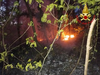 I vigili del fuoco in azione a Casale Litta