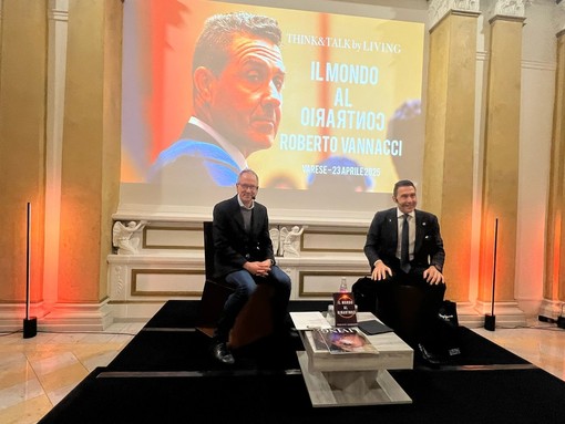 Roberto Vannacci sul palco a Varese