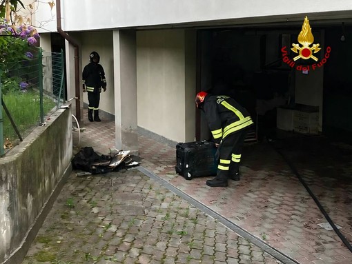 I vigili del fuoco sul luogo dell'incendio I vigili del fuoco sul luogo dell'incendio