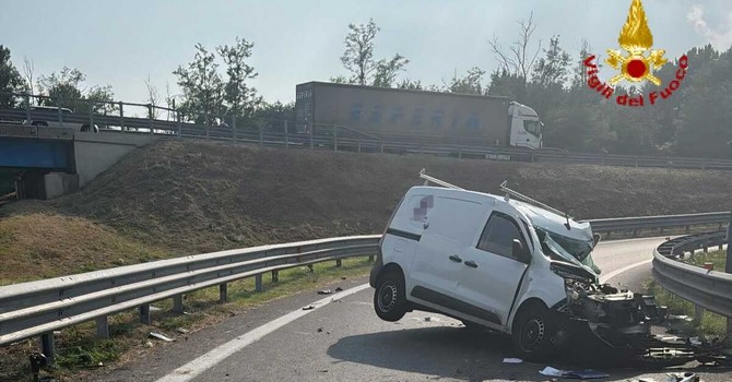 Il furgone schiantatosi all'uscita di Sesto Calende/Vergiate Il furgone schiantatosi all'uscita di Sesto Calende/Vergiate