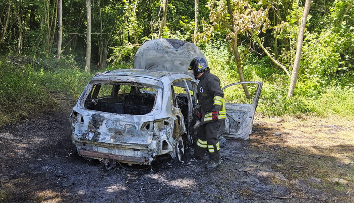 Cade un tizzone nel baule, auto distrutta dalle fiamme a Besozzo