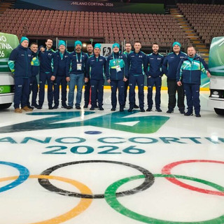 La squadra, con i due varesini Mircea e Carlo (primo e sesto da destra in foto), che curerà il ghiaccio degli impianti olimpici milanesi