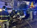 FOTO - Auto si ribalta in via Rodari a Varese. Intervengono i vigili del fuoco