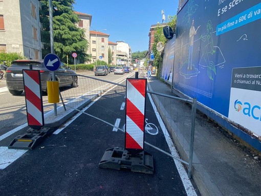 Una transenna sfondata e oggi sostituita: ecco cosa rimane degli incidenti occorsi nella giornata di domenica 24 maggio a due ciclisti in viale Belforte... La corsia ciclopedonale, però, era ed è ancora chiusa