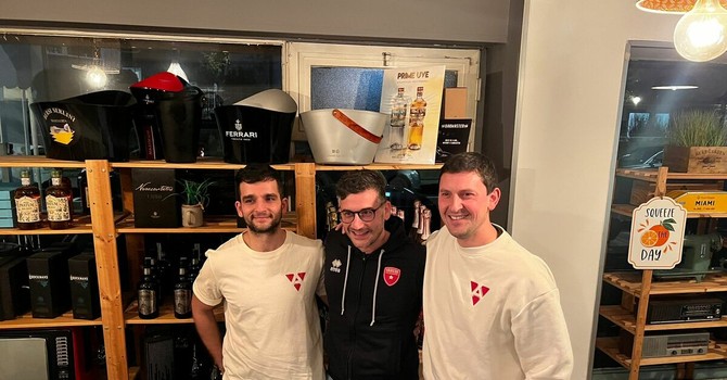 Zach Sogolow e Maks Horowitz insieme al responsabile comunicazione stampa di Pallacanestro Varese Marco Gandini Zach Sogolow e Maks Horowitz insieme al responsabile comunicazione stampa di Pallacanestro Varese Marco Gandini