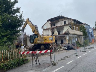 I lavori di abbattimento dell'ex concessionaria Terziroli I lavori di abbattimento dell'ex concessionaria Terziroli