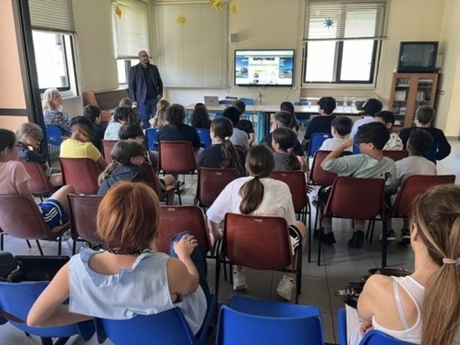 Giornalisti in classe, lezione speciale alla Scotti di Laveno Giornalisti in classe, lezione speciale alla Scotti di Laveno