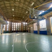 I canestri, al loro posto, nella palestra di via XXV Aprile I canestri, al loro posto, nella palestra di via XXV Aprile