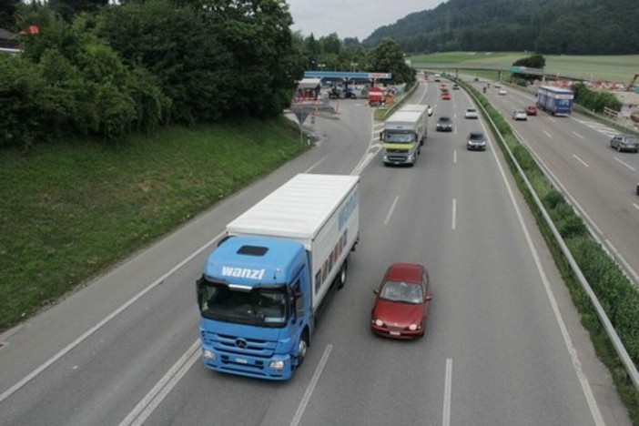 Automobilisti senza vignette autostradali in Svizzera: multe al confine Automobilisti senza vignette autostradali in Svizzera: multe al confine