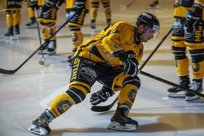 Alessio Piroso, 29 anni, settima stagione a Varese: quando lo speaker dell'Acinque Ice Arena urla il suo nome viene giù tutto (foto Galbiati)