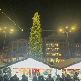 A SPASSO NEL WEEKEND. L’atmosfera e la magia del Natale avvolgono la provincia di Varese: luci, mercatini, musica e tanti appuntamenti tutti da vivere A SPASSO NEL WEEKEND. L’atmosfera e la magia del Natale avvolgono la provincia di Varese: luci, mercatini, musica e tanti appuntamenti tutti da vivere