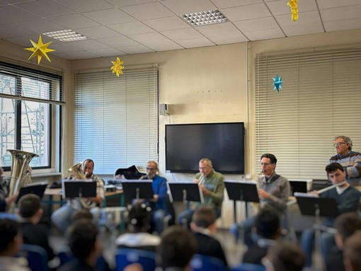 Il Corpo Filarmonico porta la musica nelle scuole di Laveno Mombello: strumenti, emozioni e applausi tra i banchi Il Corpo Filarmonico porta la musica nelle scuole di Laveno Mombello: strumenti, emozioni e applausi tra i banchi