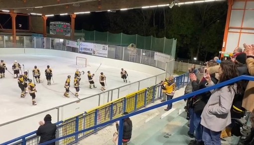L'essenza del cuore giallonero: il pubblico del Varese applaude la squadra domenica scorsa dopo lo 0-4 nel derby di Como