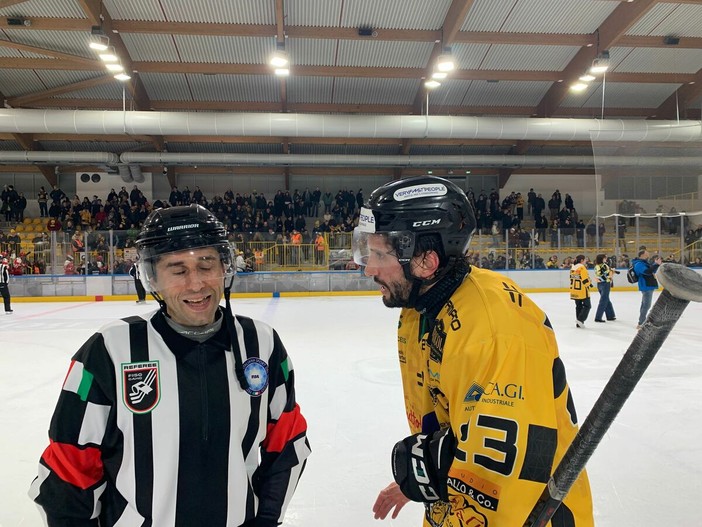 L'mvp Marcello Borghi, capitano giallonero, difende i suoi anche con uno degli arbitri, stasera protagonisti di una gara infuocata