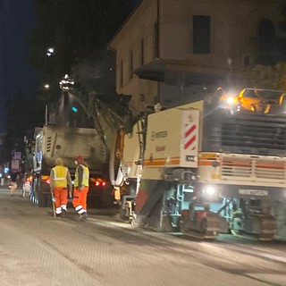 I lavori di asfaltatura di ieri notte in viale Borri all'altezza dell'Esselunga