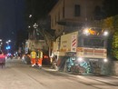 I lavori di asfaltatura di ieri notte in viale Borri all'altezza dell'Esselunga