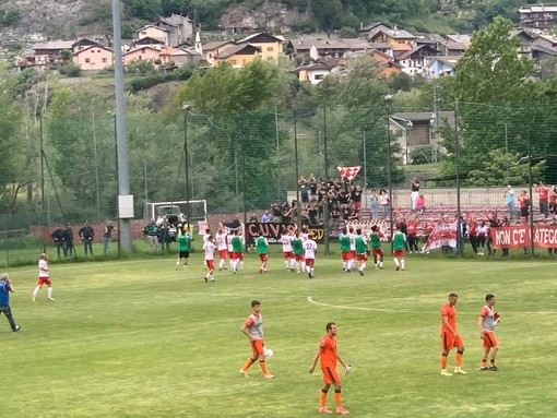 Il Varese vince anche in Val d'Aosta (2-1) e fa festa con i suoi tifosi. Domenica tutti a Casale per l'impresa playoff