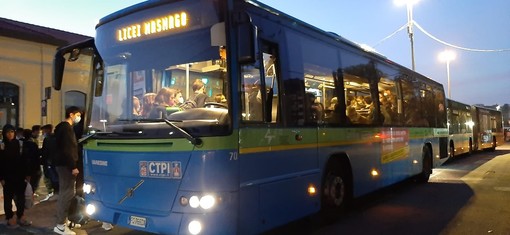 L'appello di Autolinee Varesine agli studenti: «Non ammassatevi sul primo autobus, ecco le regole da seguire»