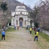 I volontari del Cai Senior di Varese in azione oggi sulla Via Sacra