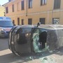 Auto si ribalta a Rho, ferita la conducente e la nipotina di tre anni