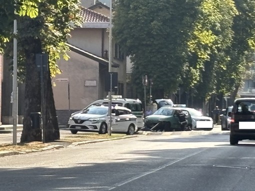 Auto finisce sul marciapiede, giù palo in viale Alfieri