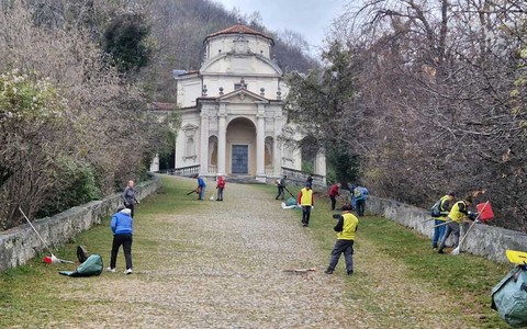 I volontari del Cai Senior di Varese in azione oggi sulla Via Sacra
