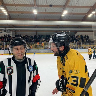 L'mvp Marcello Borghi, capitano giallonero, difende i suoi anche con uno degli arbitri, stasera protagonisti di una gara infuocata