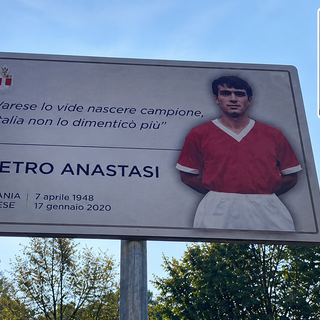 La targa per Pietro Anastasi e nel riquadro Ezio Greggio