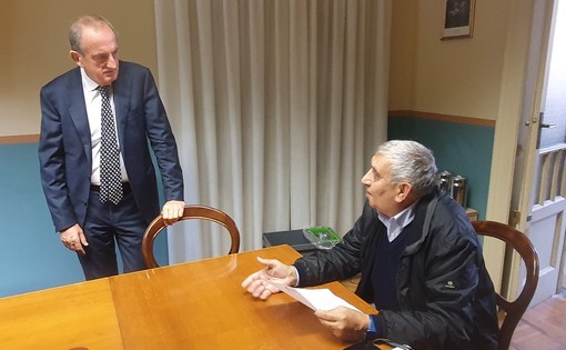 Il sindaco Antonelli (in piedi) e l'assessore Cislaghi Il sindaco Antonelli (in piedi) e l'assessore Cislaghi