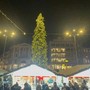 La magia del Natale accende Varese a partire dall'albero e dal mercatino di piazza Monte Grappa (Foto Alessandro Umberto Galbiati) La magia del Natale accende Varese a partire dall'albero e dal mercatino di piazza Monte Grappa (Foto Alessandro Umberto Galbiati)
