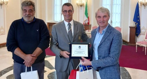 Il capo delegazione della Nazionale Under 20, Gianfranco Serioli, accolto a Palazzo Estense dal sindaco Davide Galimberti e dall'assessore allo Sport Stefano Malerba