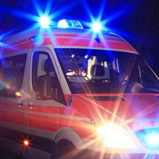 Auto si ribalta dopo l'incidente: due giovani donne ferite sull'Autolaghi