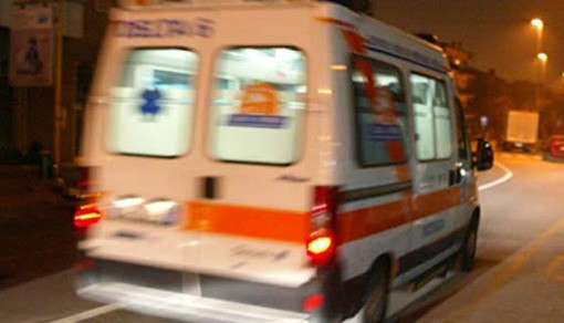 Auto fuori strada a Travedona Monate, ferito un ragazzo di 27 anni