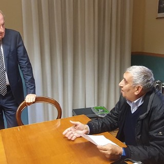 Il sindaco Antonelli (in piedi) e l'assessore Cislaghi