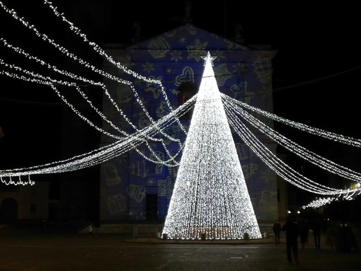 La tradizione si rinnova: acceso l’albero di Natale di piazza Libertà a Gallarate