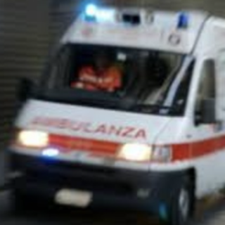 Scontro tra un'auto e una moto sulla Provinciale: un ferito a Laveno Mombello