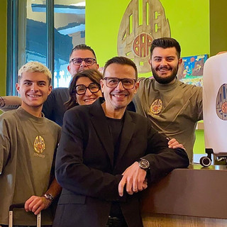 Un trolley Valigeria Ambrosetti targato Golden Egg consegnato da Paolo a Fulvione e alla sua grande famiglia: quando si uniscono due eccellenze del gusto varesino nascono questi capolavori