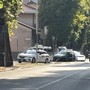 Auto finisce sul marciapiede, giù palo in viale Alfieri