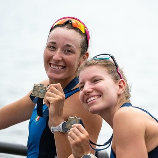 La regina del lago di Varese Alice Codato, a sinistra, con Laura Meriano in barca con l'otto femminile e la seconda medaglia europea in due giorni